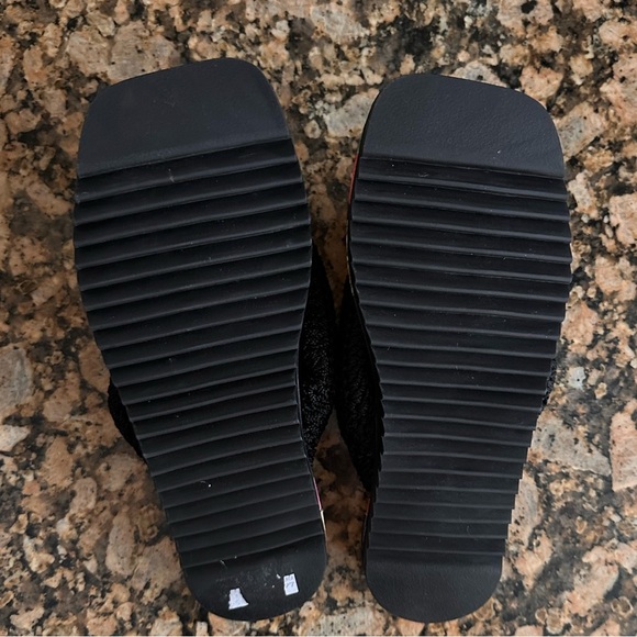 Farm Rio cashew crochet puffy flip flops sandals - Picture 7 of 8